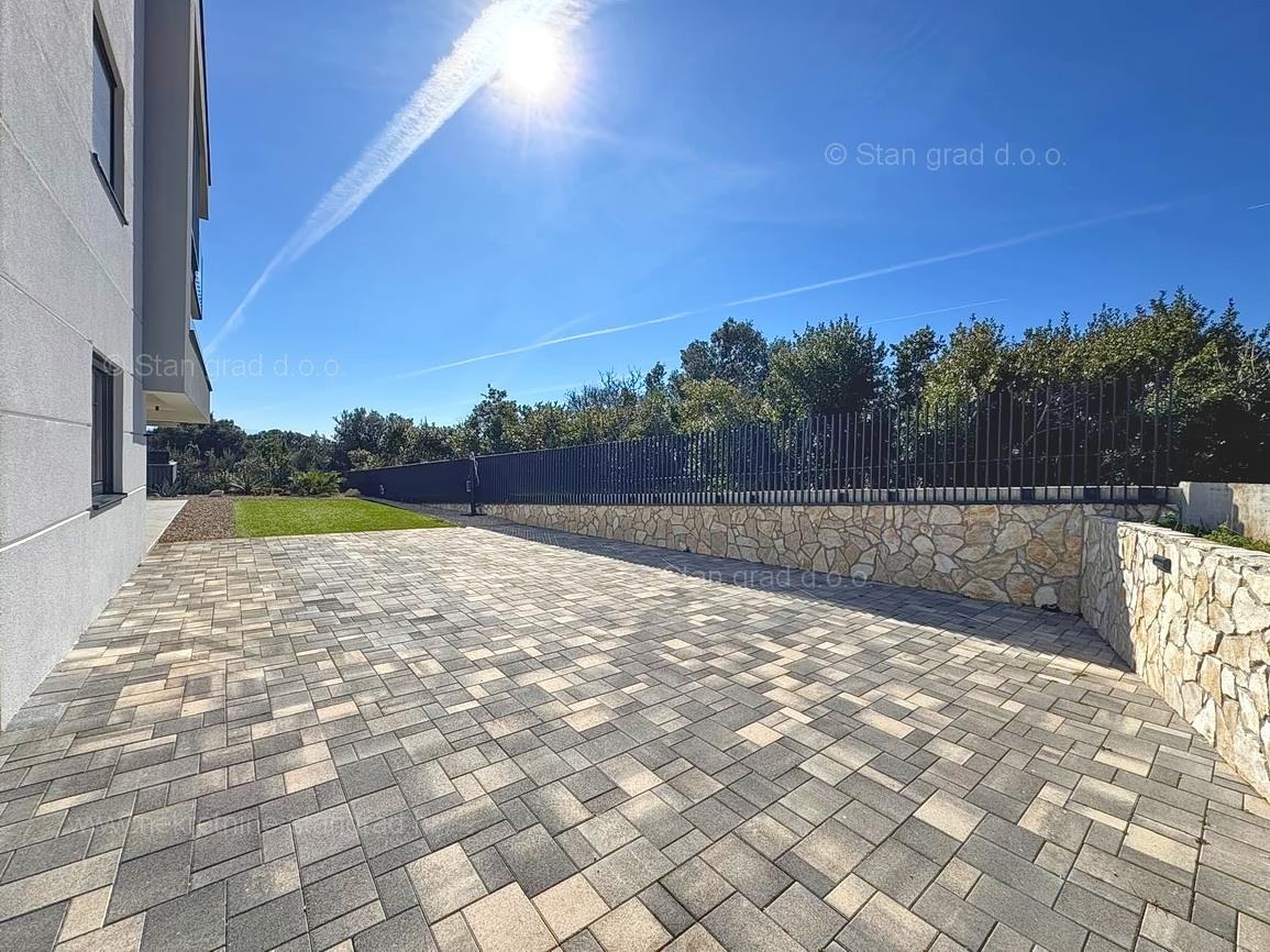 Krk, modern two-bedroom apartment on the ground floor with a garden!