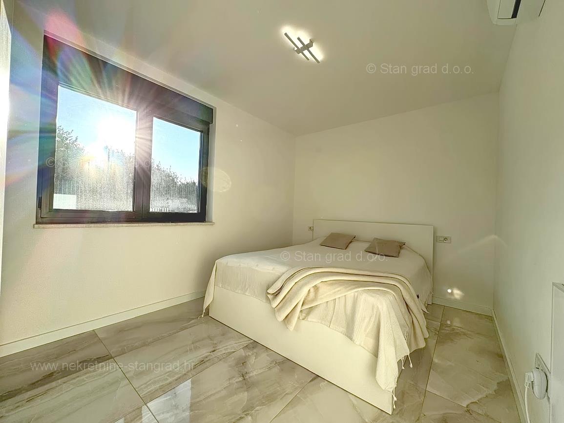 Krk, modern two-bedroom apartment on the ground floor with a garden!