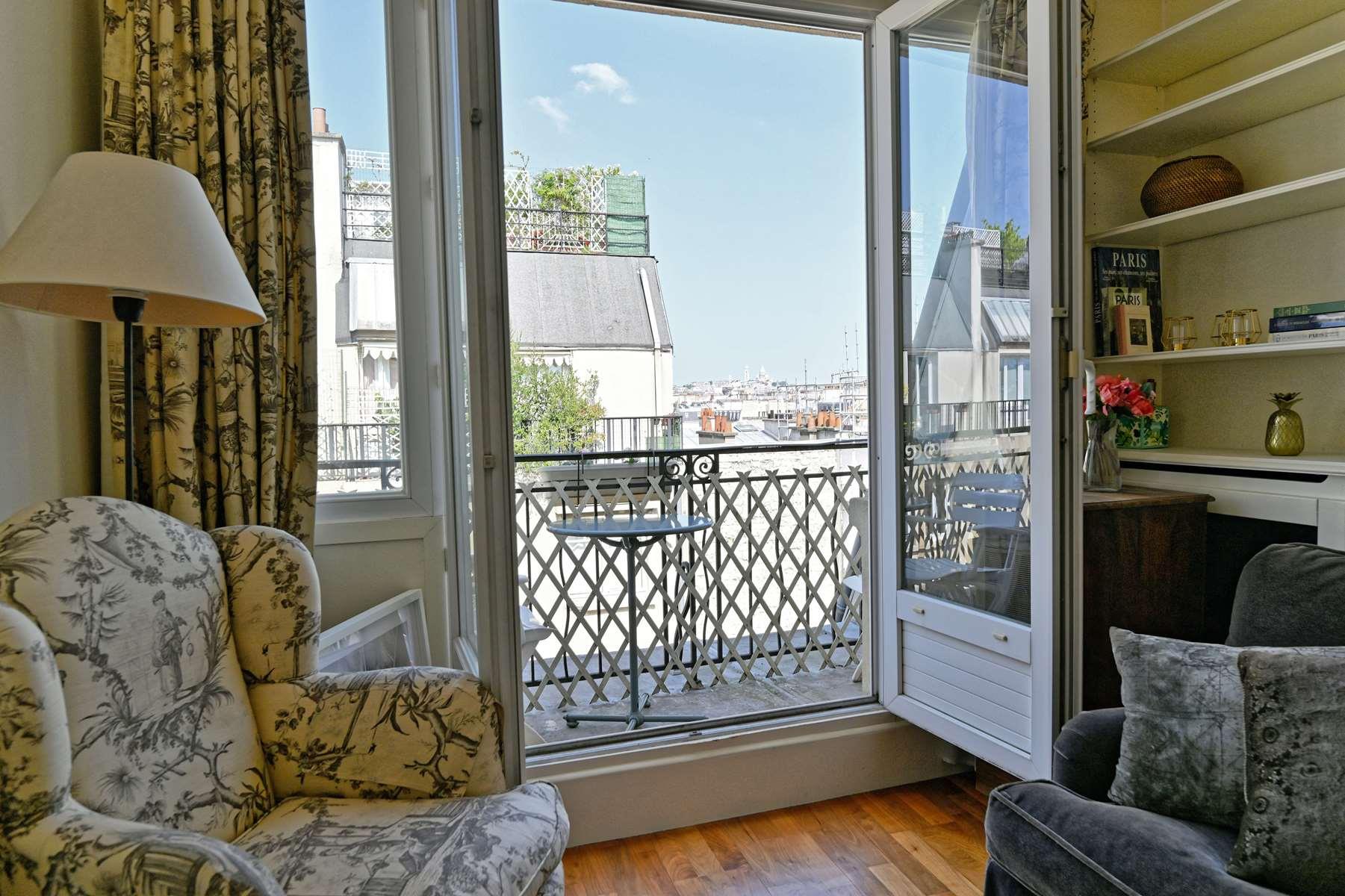 Terrace with a view of Montmartre Top floor apartment Paris 17th, rue Médéric