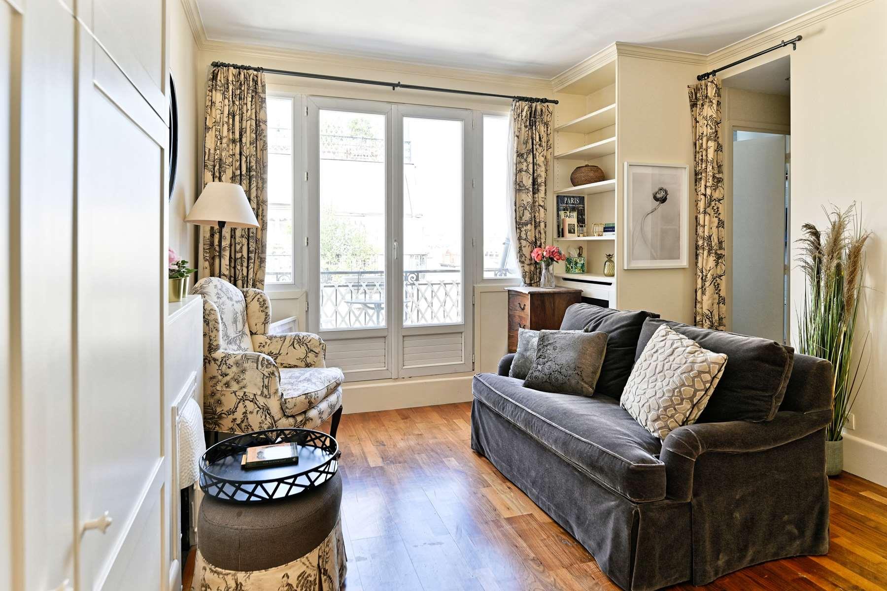 Terrace with a view of Montmartre Top floor apartment Paris 17th, rue Médéric