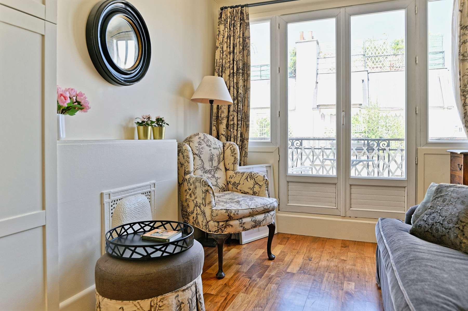 Terrace with a view of Montmartre Top floor apartment Paris 17th, rue Médéric