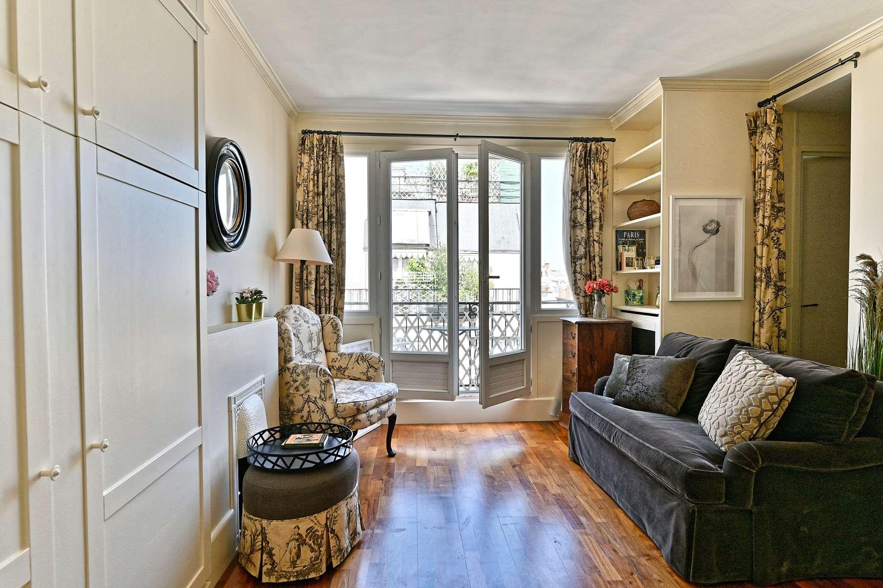 Terrace with a view of Montmartre Top floor apartment Paris 17th, rue Médéric