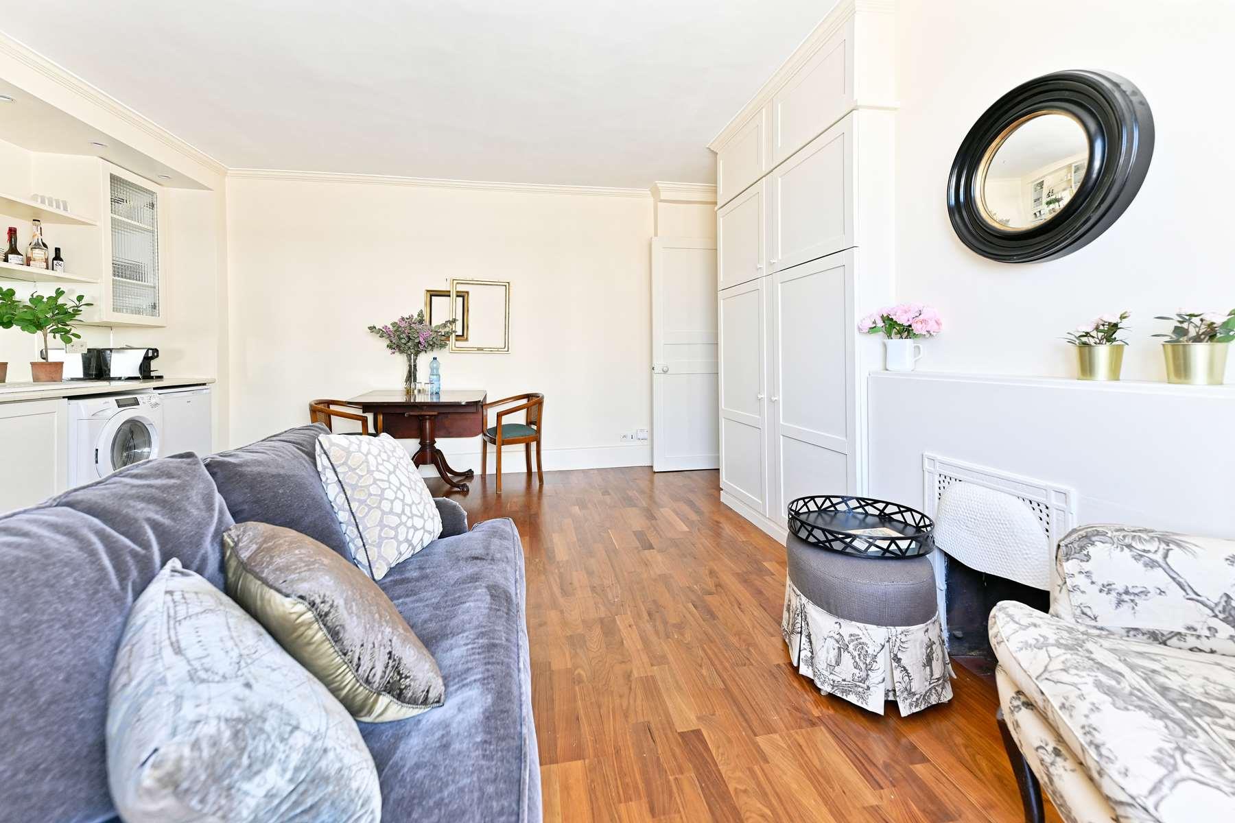 Terrace with a view of Montmartre Top floor apartment Paris 17th, rue Médéric
