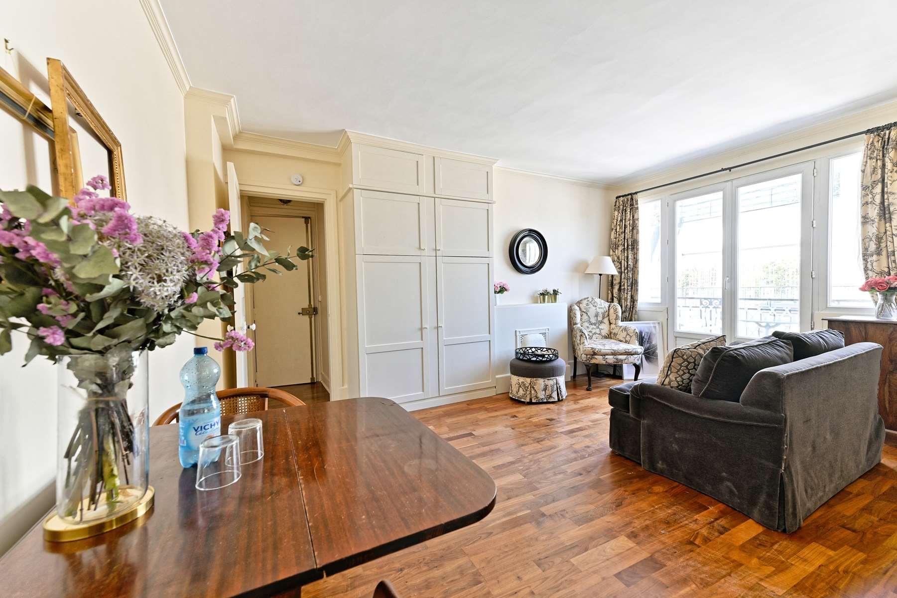 Terrace with a view of Montmartre Top floor apartment Paris 17th, rue Médéric