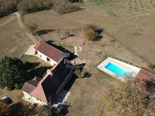 Stone house without work of 170 sqm with swimming pool and barn, enclosed grounds