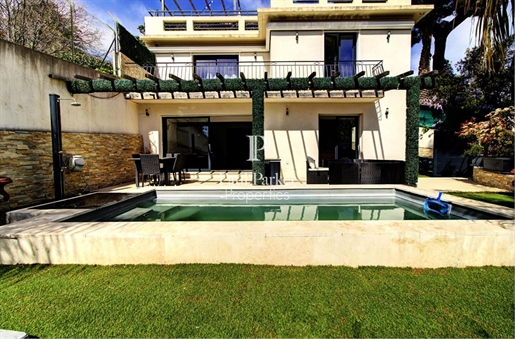 Cannes - Villa avec piscine et toit terrasse jouissant d'une vue mer