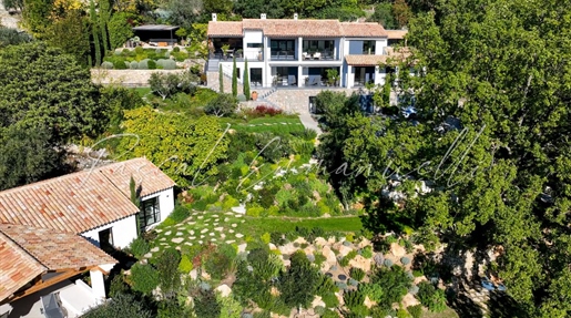 Set of 2 Houses totalling 352m2 on 6500m2 of gardens swimming pool in Seillans 3,280,000 euros
