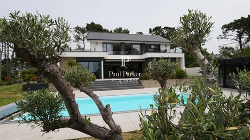Contemporary villa near Beach