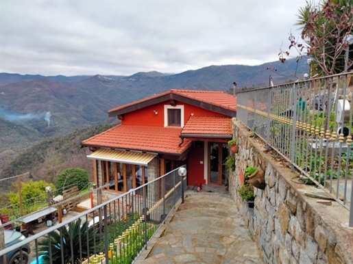 Italien Perinaldo, ein atypisches Haus in der Natur