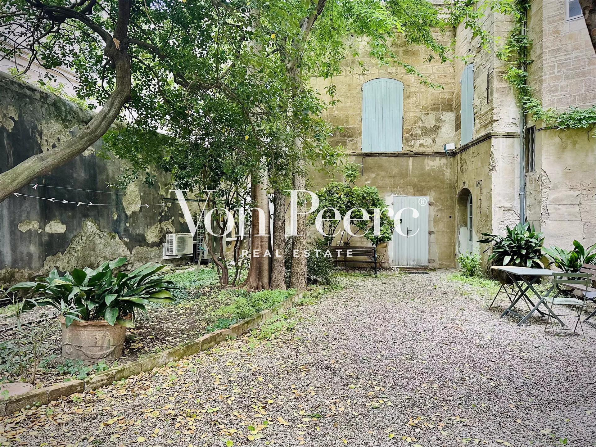 For Sale - Exceptionnel appartment in Palais des Papes Place