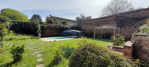 Spacieuse maison de ville offrant 4 chambres avec jardin et piscine