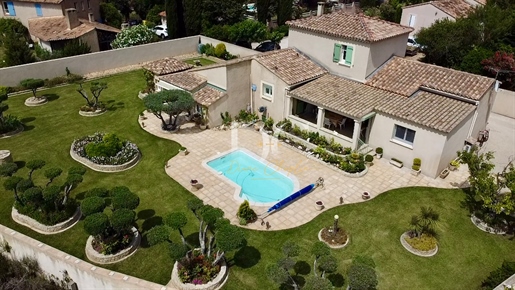 Très jolie villa au calme avec vue dégagée, piscine et garage 3 voitures . Bien rare !