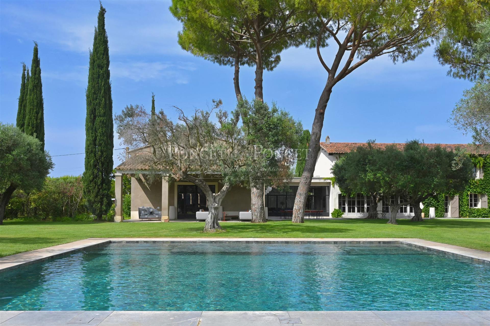 Mas D’Exception De 700 M² Sur 1,4 Ha