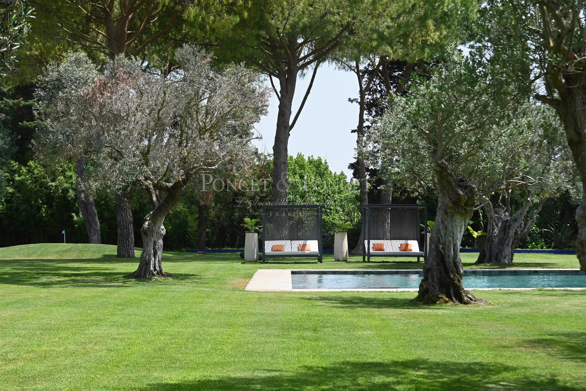 Mas D’Exception De 700 M² Sur 1,4 Ha