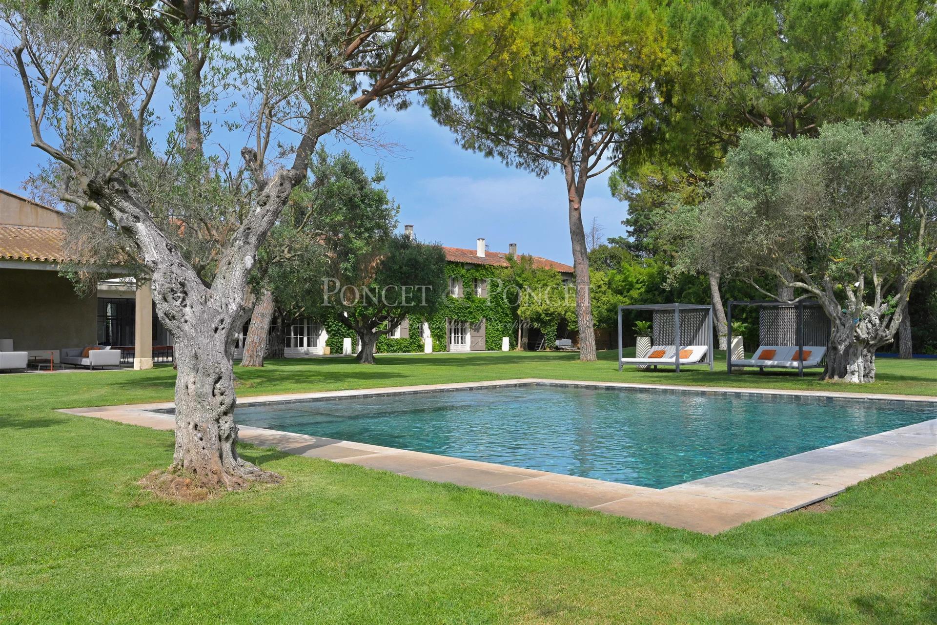 Mas D’Exception De 700 M² Sur 1,4 Ha