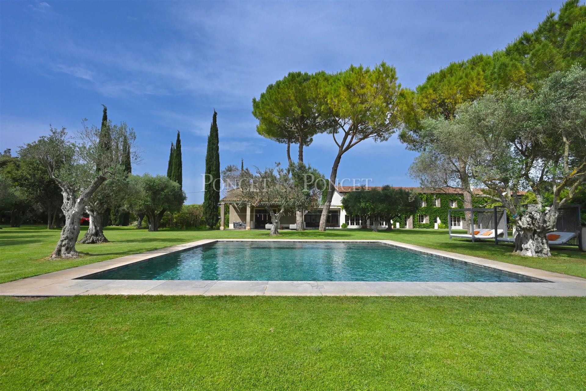 Mas D’Exception De 700 M² Sur 1,4 Ha