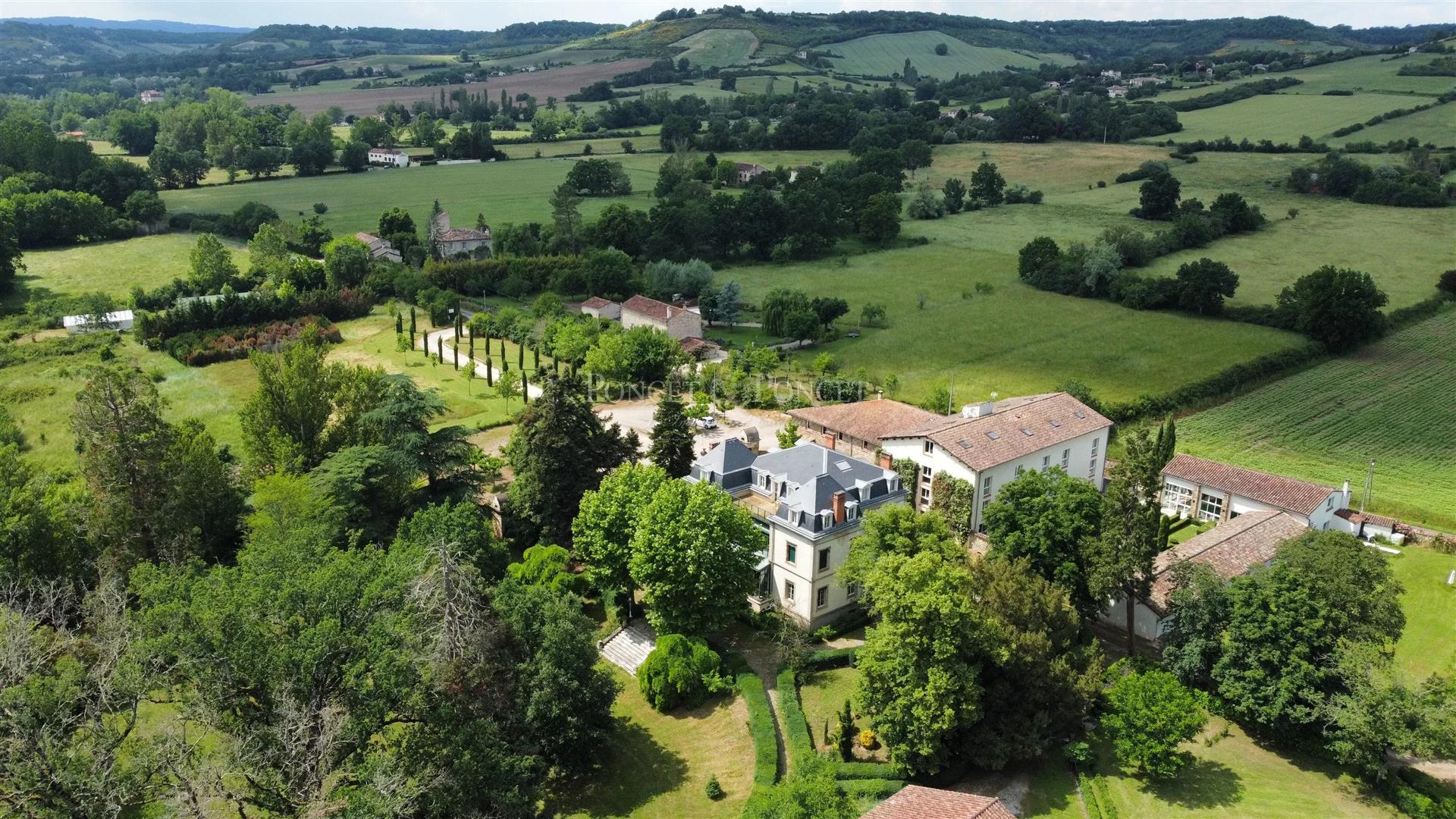 Beautiful castle, hotel and reception rooms, one hour north of Toulouse