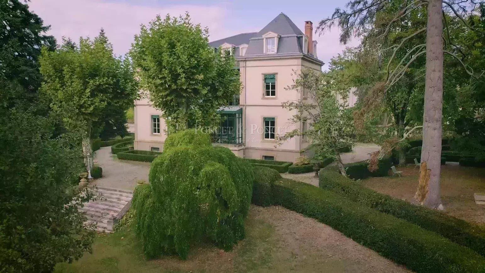 Beautiful castle, hotel and reception rooms, one hour north of Toulouse
