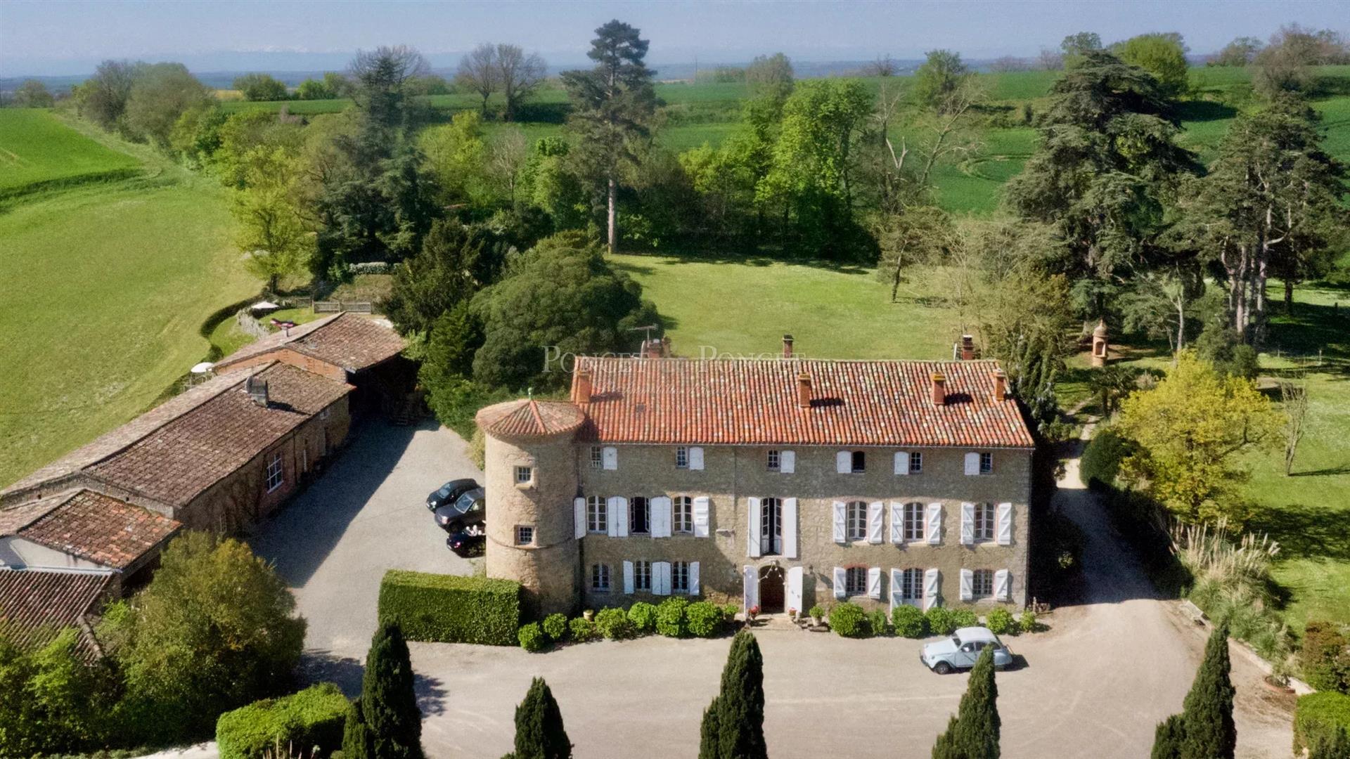 Renoviertes Schloss aus dem 15 Jahrhundert mit Ferienwohnungen
