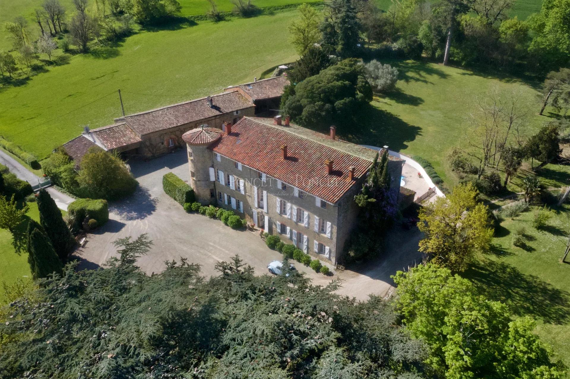 Renoviertes Schloss aus dem 15 Jahrhundert mit Ferienwohnungen