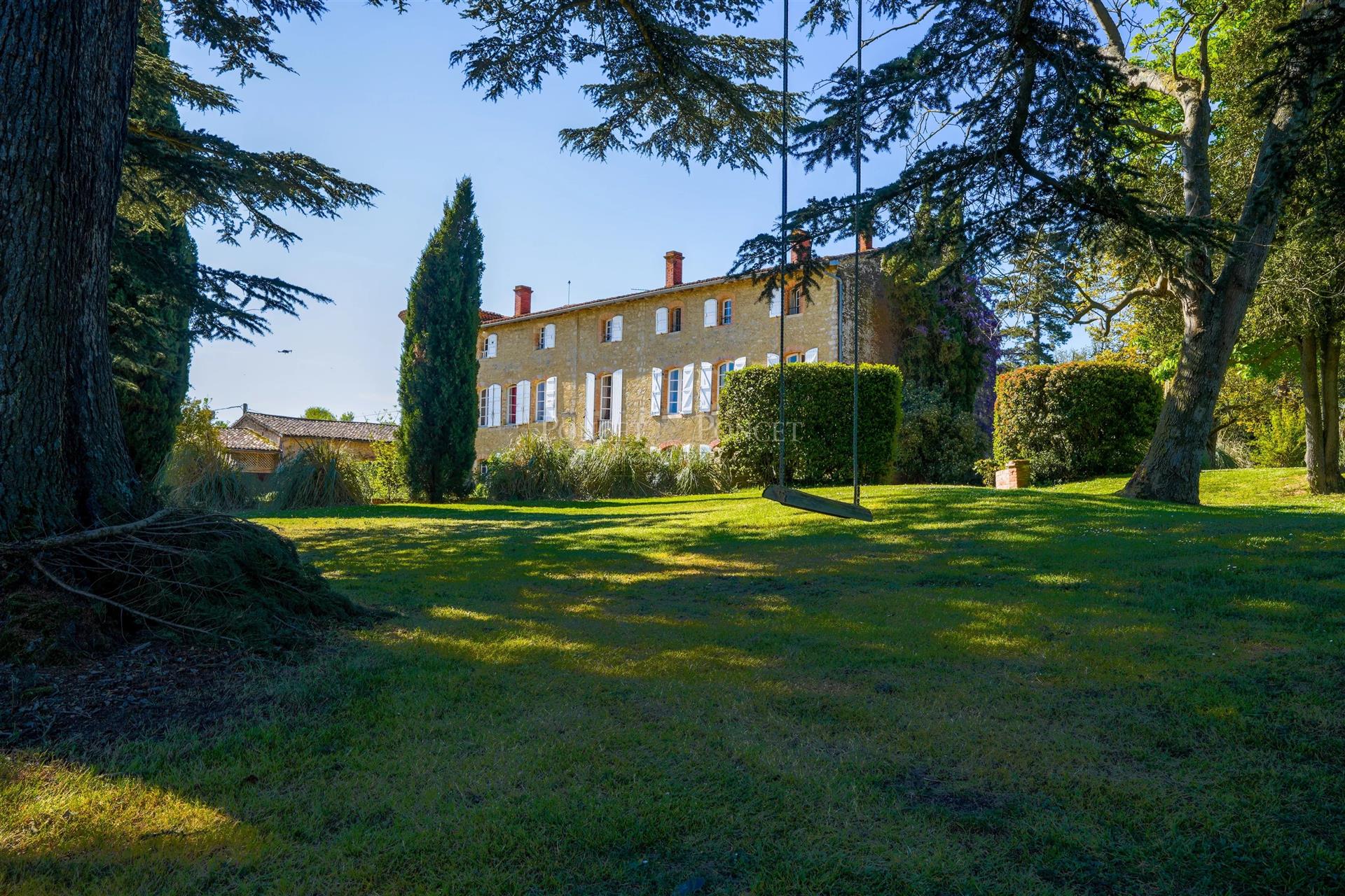 Renoviertes Schloss aus dem 15 Jahrhundert mit Ferienwohnungen