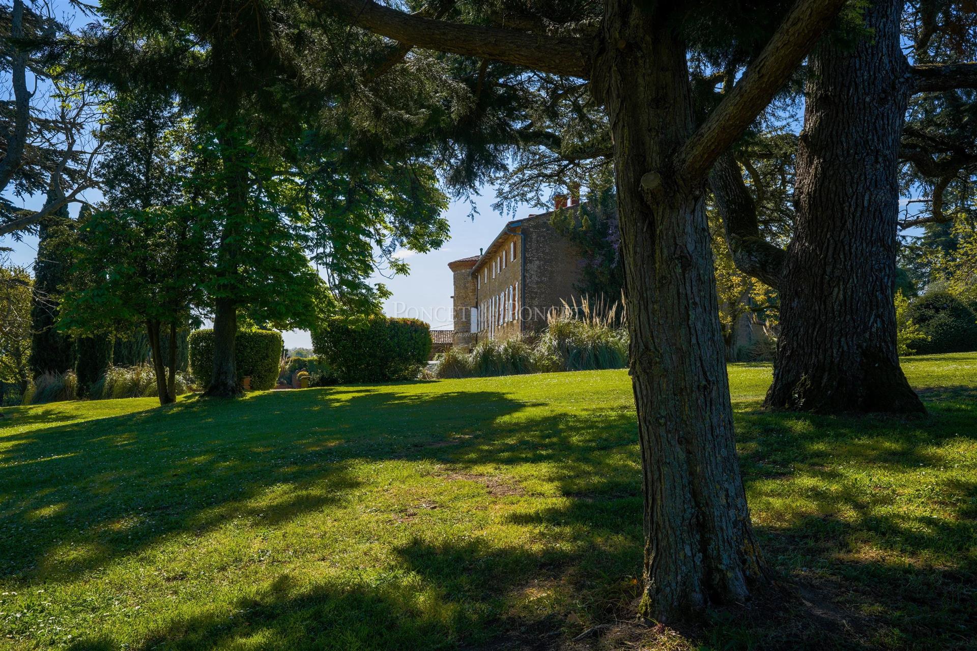 Renoviertes Schloss aus dem 15 Jahrhundert mit Ferienwohnungen