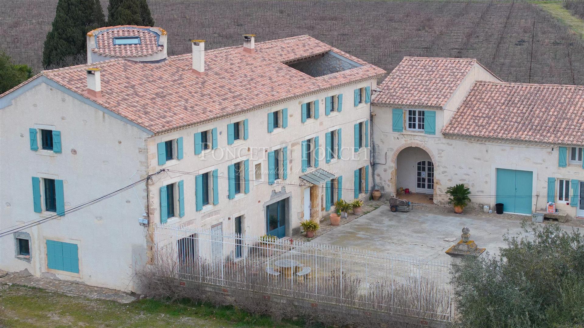 Property of character in Aude, on the edge of the Canal du midi 10 ha
