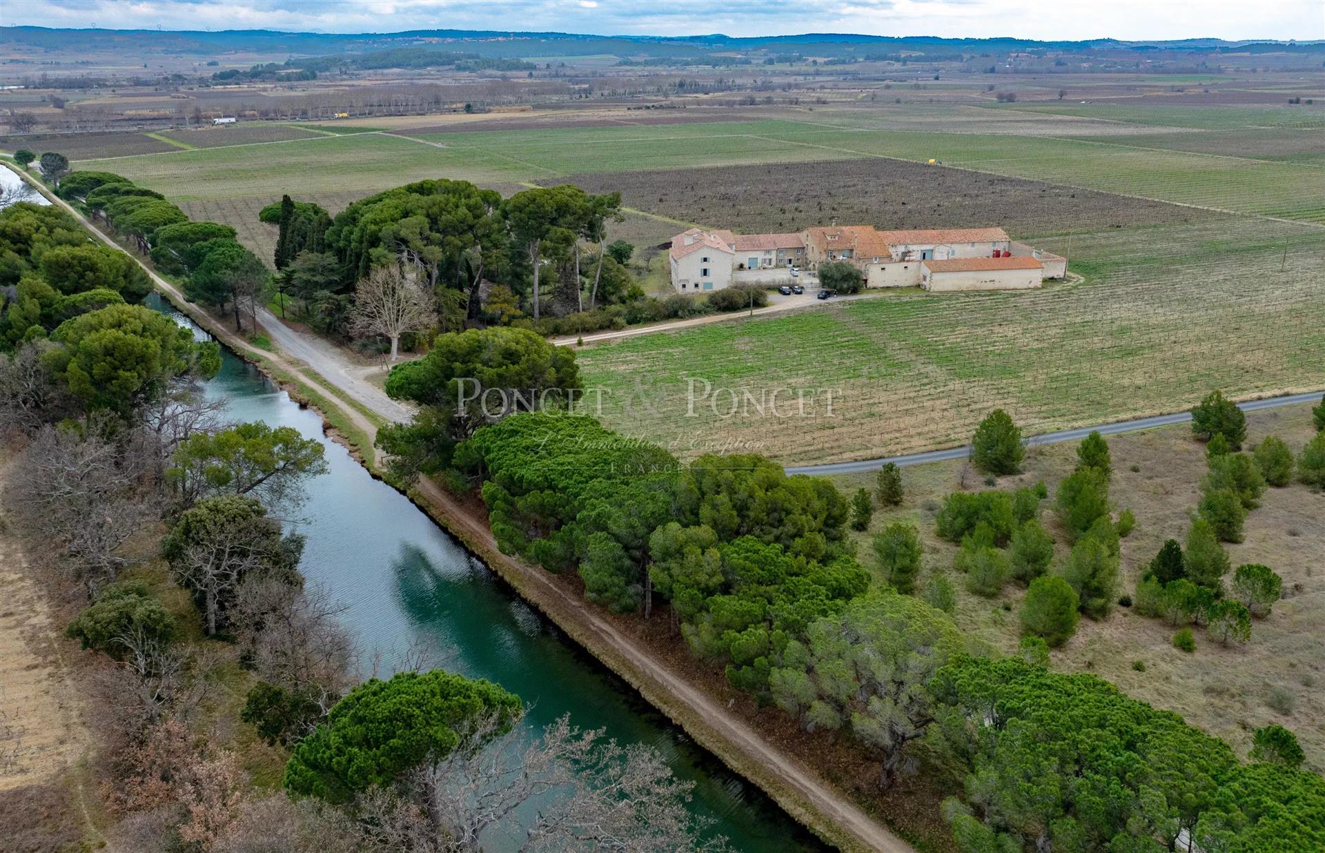 Property of character in Aude, on the edge of the Canal du midi 10 ha