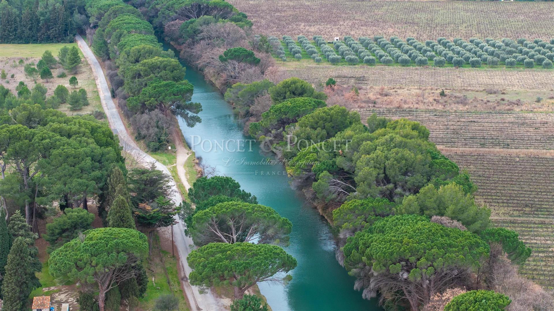 Property of character in Aude, on the edge of the Canal du midi 10 ha