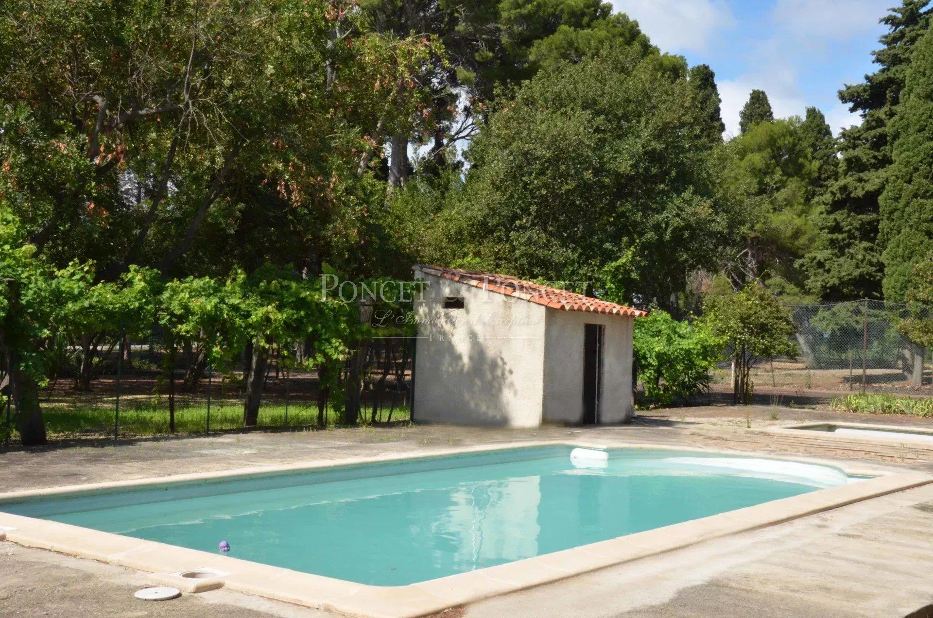 Property of character in Aude, on the edge of the Canal du midi 10 ha
