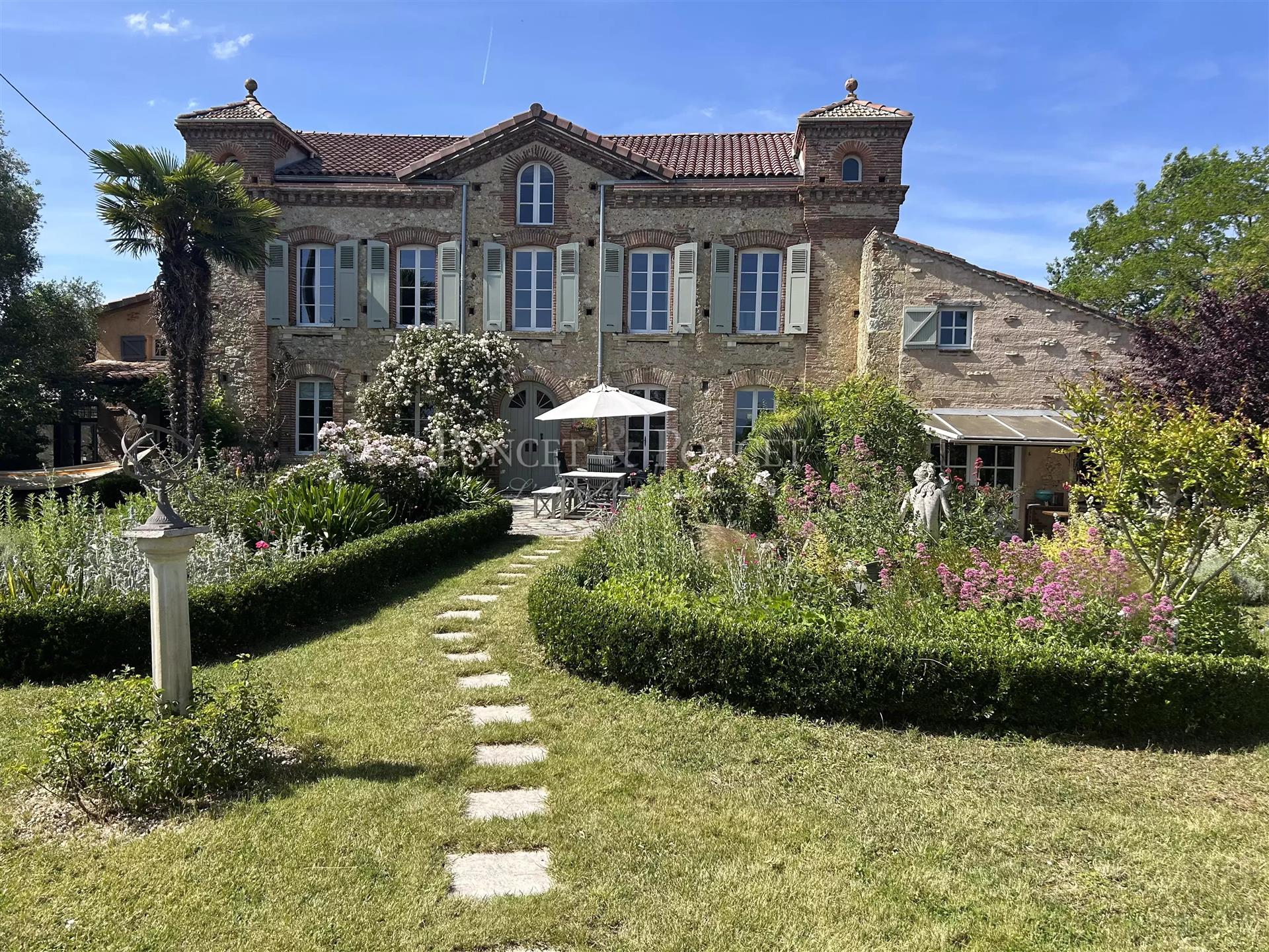 Country house 1 hour from Toulouse on 2 ha, very quiet!