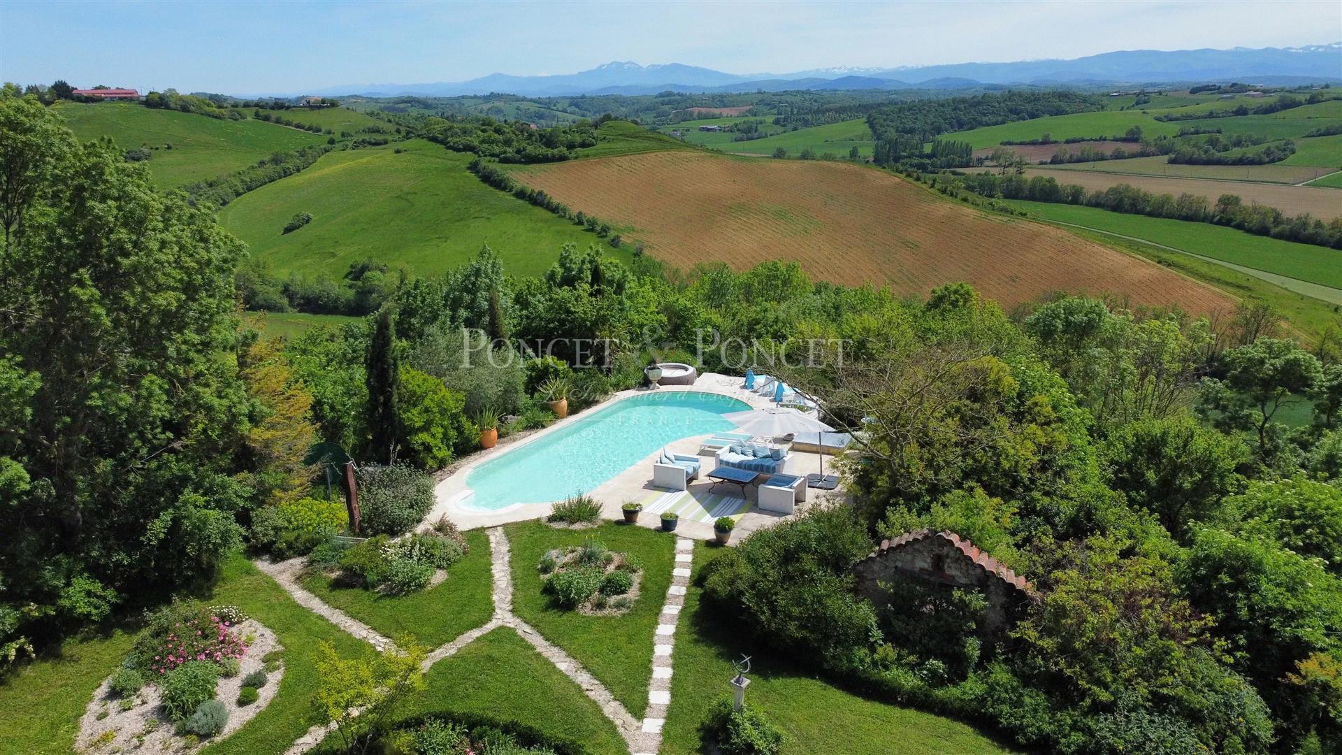 Country house 1 hour from Toulouse on 2 ha, very quiet!