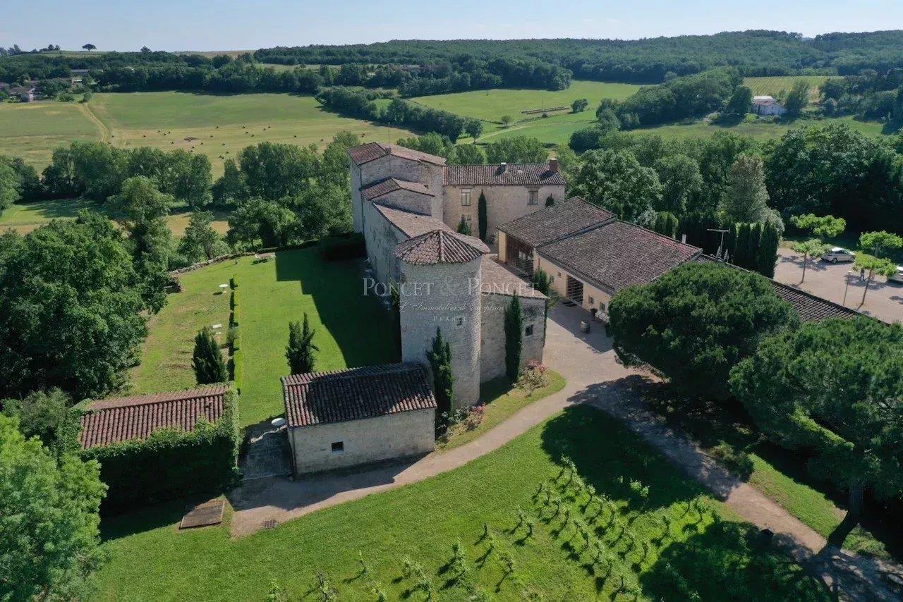 Near Toulouse, Château XIIIè in excellent condition with hotel activity