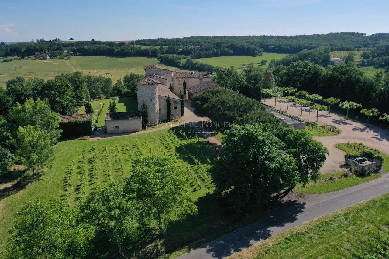 Near Toulouse, Château XIIIè in excellent condition with hotel activity