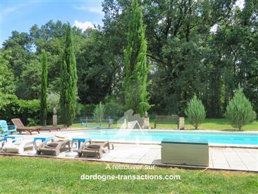 Hus med pool – Montpon