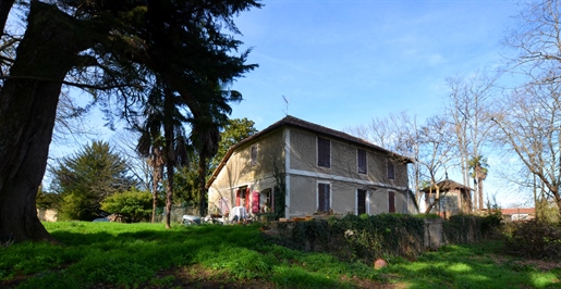 In vendita a Eauze, Gers: spaziosa vecchia casa da ristrutturare completamente con annessi su ampi