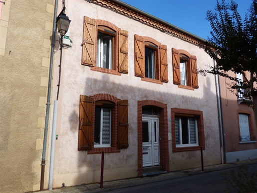 For sale, Trie sur Baise, (Hautes Pyrénées): Renovated town house with garage/workshop, gated parkin