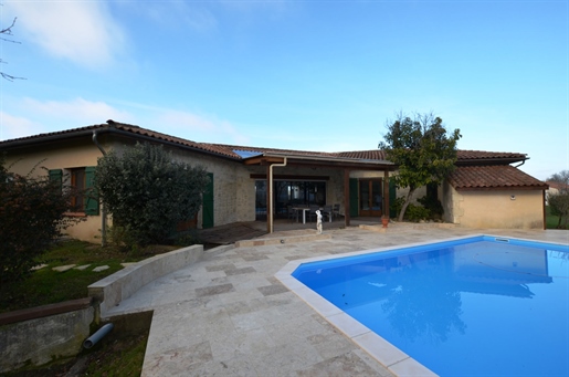 Te koop, in de buurt van Mirande: Prachtige gelijkvloerse villa met zwembad, grote woonkamer met gr