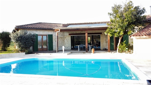A vendre, proche Mirande: Magnifique villa de plain-pied avec piscine, grand séjour avec des grandes