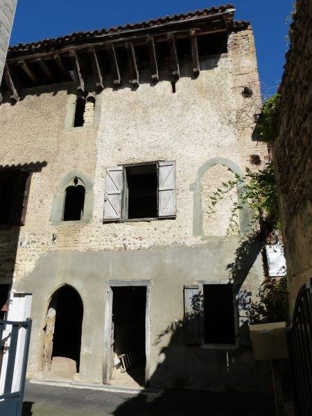 À vendre, prix en baisse! Trie sur Baise (Hautes Pyrénées) Maison de ville historique à rénover. A q