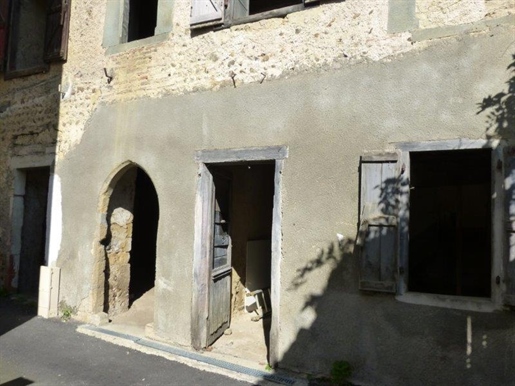 Te koop, Trie sur Baise (Hautes Pyrénées) Historisch herenhuis te renoveren. Een paar stappen van de