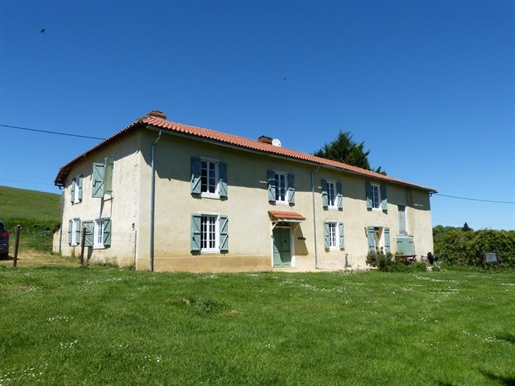 Te koop, nabij Trie-sur-Baïse (Hautes-Pyrénées): Prachtig gerenoveerd huis met 4 slaapkamers, ateli