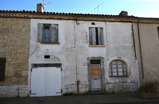 À vendre sur Vic-Fezensac, Gers: Maison à rénover entièrement avec jardin et grand garage, proche de