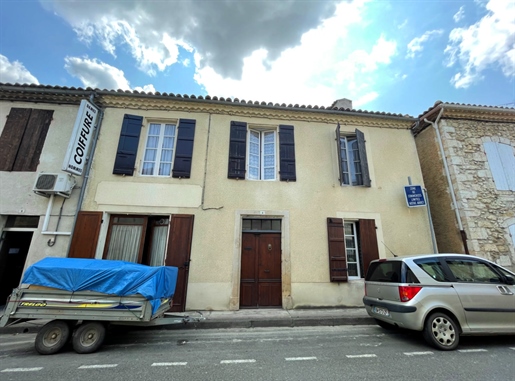 Prix En Baisse! A Vendre Valence-sur-Baïse : Grande maison de village de 4 chambres avec éléments d’