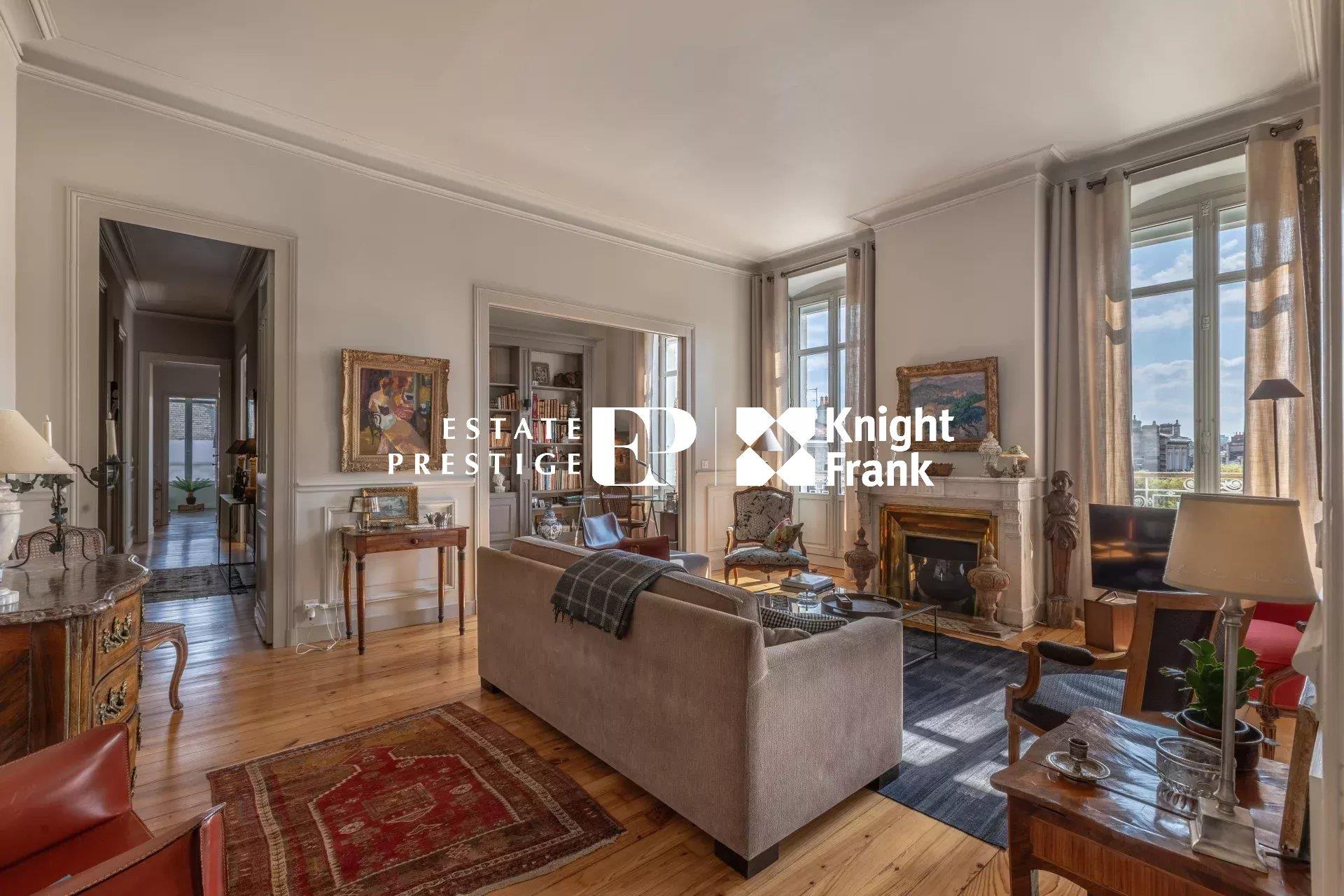 Bordeaux - Chartrons - Exceptional apartment with elevator, balcony, and parking