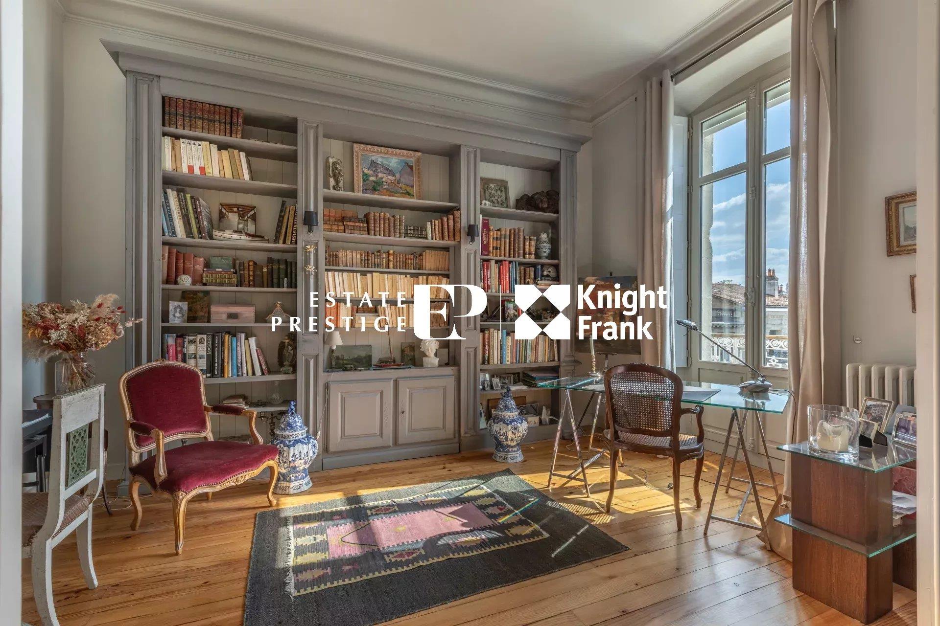 Bordeaux - Chartrons - Exceptional apartment with elevator, balcony, and parking