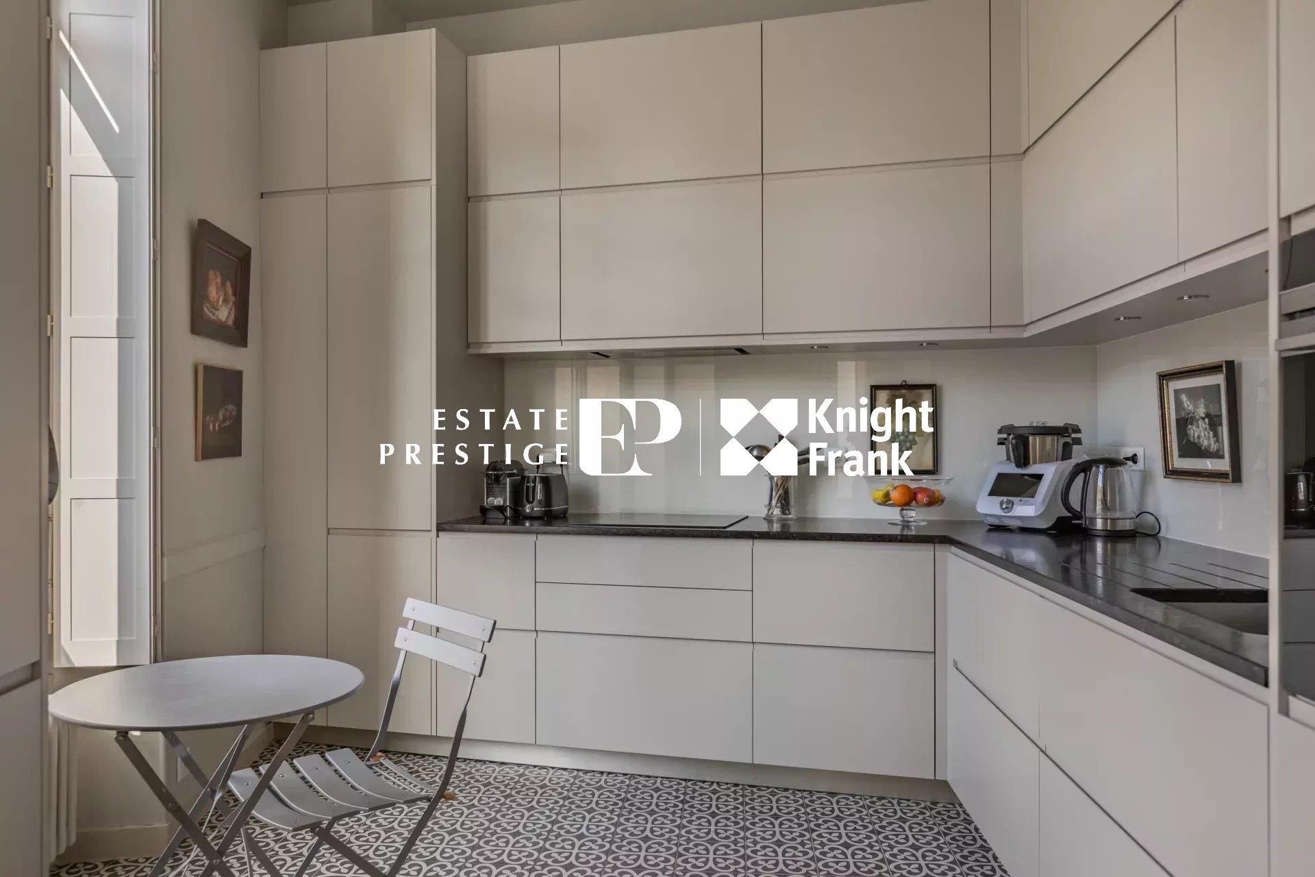 Bordeaux - Chartrons - Exceptional apartment with elevator, balcony, and parking