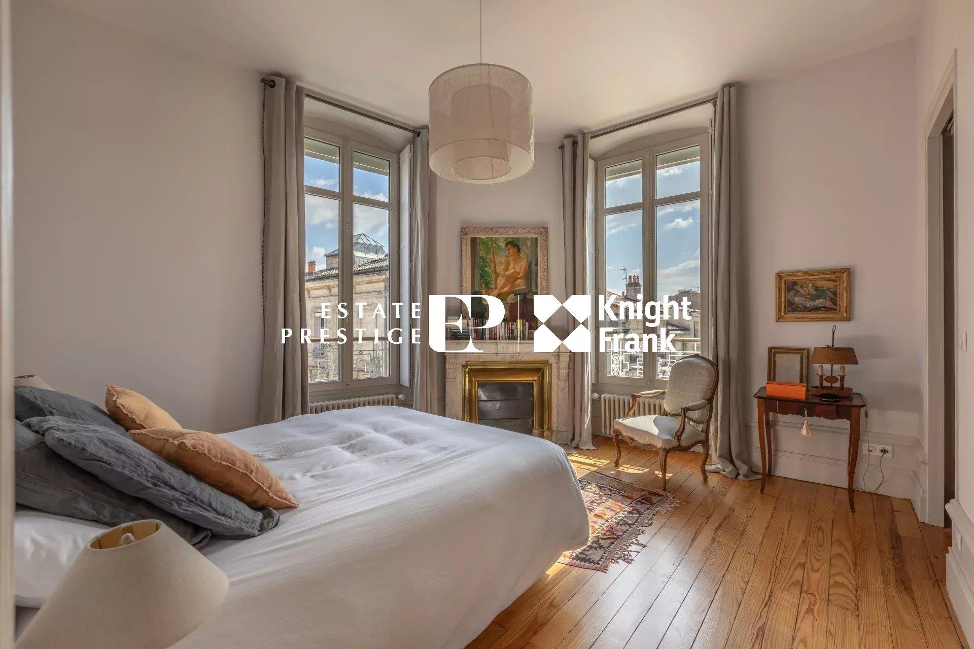 Bordeaux - Chartrons - Exceptional apartment with elevator, balcony, and parking
