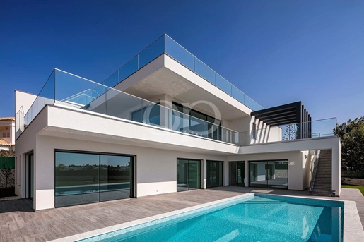 Cette toute nouvelle villa de 4 chambres est située à Ferragudo, dans l’ouest de l’Algarve, dans un