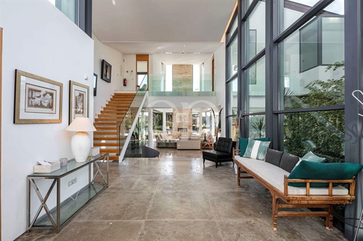 This remarkable south-facing contemporary property features an abundance of floor-to-ceiling glass t